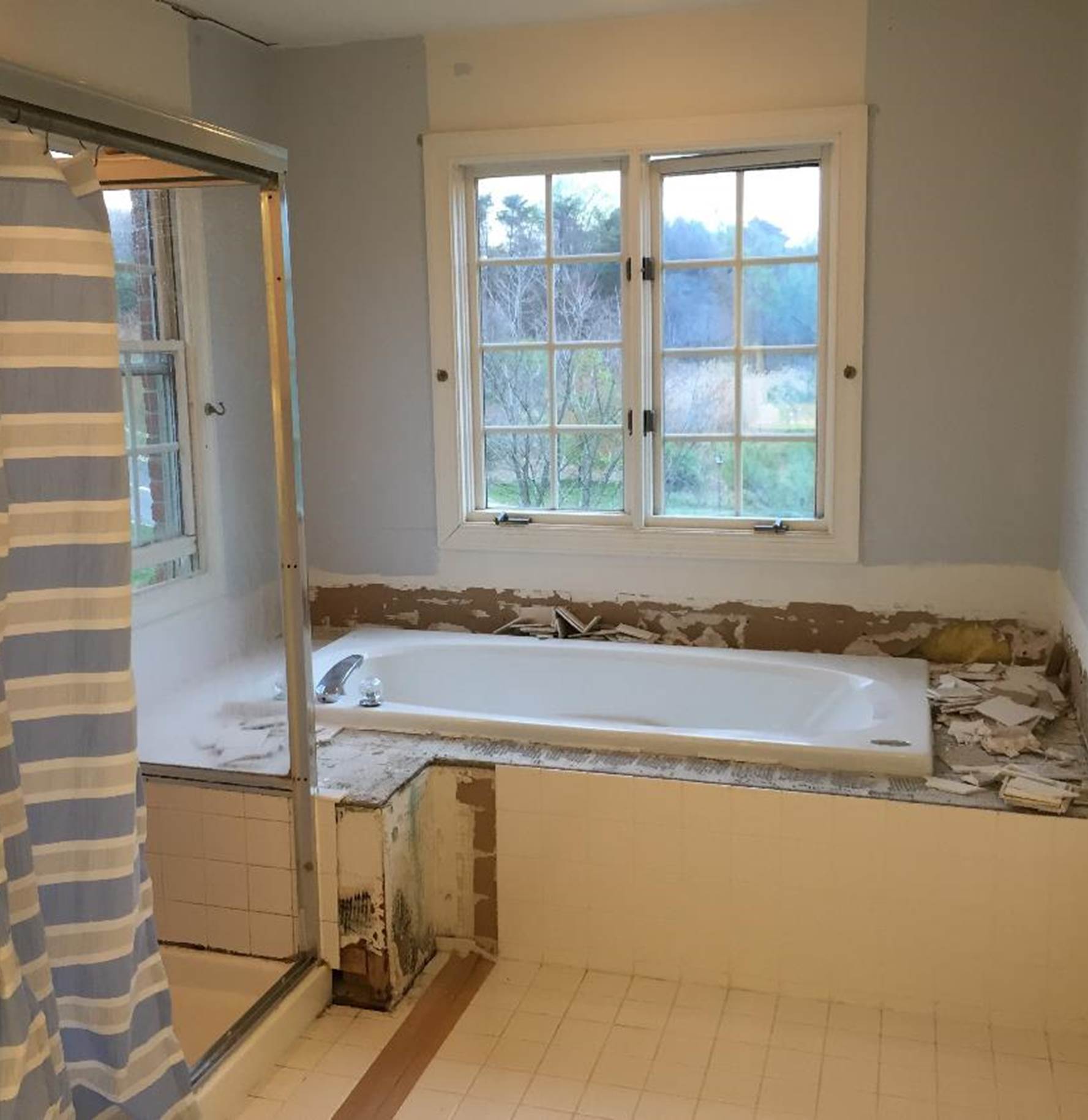 A bathtub in a bathroom

Description automatically generated with low confidence