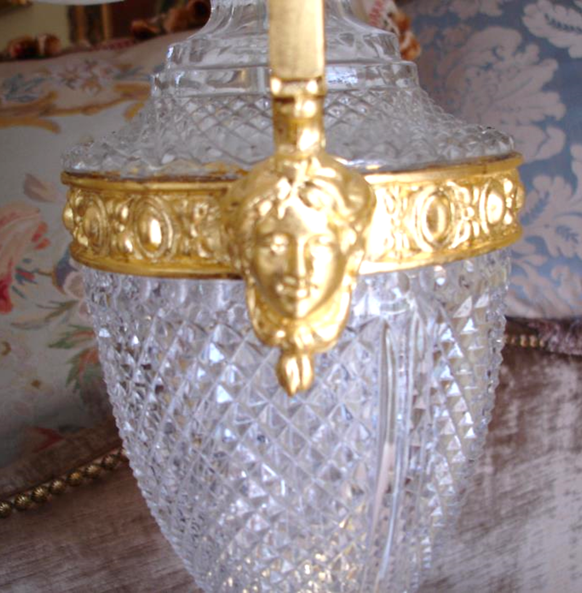 A picture containing indoor

Description automatically generated
